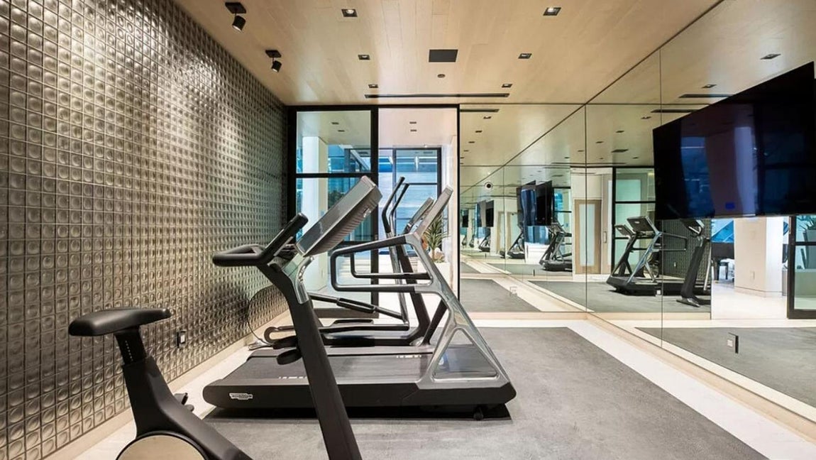 Así es por dentro la mansión más lujosa de Malibú. Posee un gimnasio con la equipación más novedosa de Technogym.