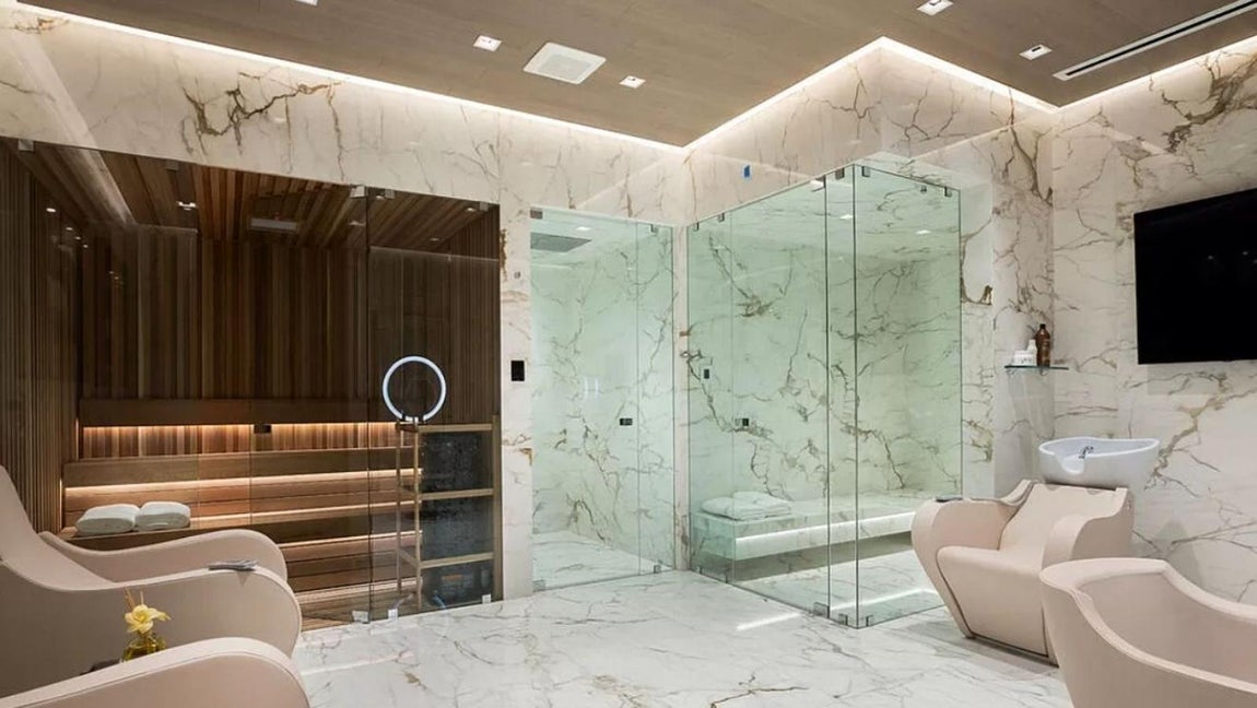 Así es por dentro la mansión más lujosa de Malibú. También hay un centro de belleza con Spa, Sauna y baño turco.