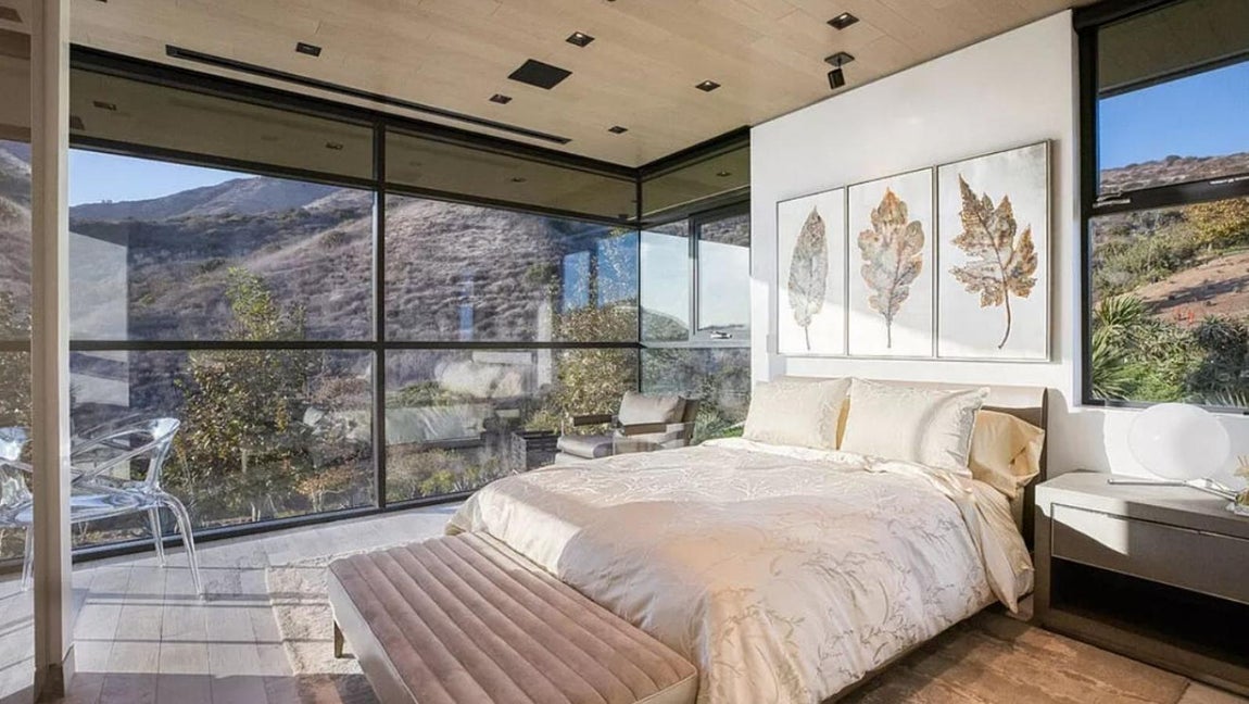 Así es por dentro la mansión más lujosa de Malibú. Cada detalle está pensado para que esta mansión no tenga nada que envidiar a los mejores hoteles de lujo con obras de arte muy vanguardistas integradas en todas las estancias.