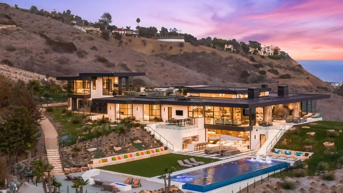 Así es por dentro la mansión más lujosa de Malibú. ¿Cómo sería vivir en una mansión con todos los lujos que uno se pueda imaginar, vistas al mar y hasta el más mínimo detalle planificado al milímetro para que la experiencia sea inmejorable? Una oportunidad única que solo puede ser posible si se tienen en la cuenta bancaria 41 millones de euros tal y como se muestra en el anuncio de esta mansión de Malibú que, a pesar de llevar construida menos de un año, ya se ha posicionado como la más codiciada de la zona.