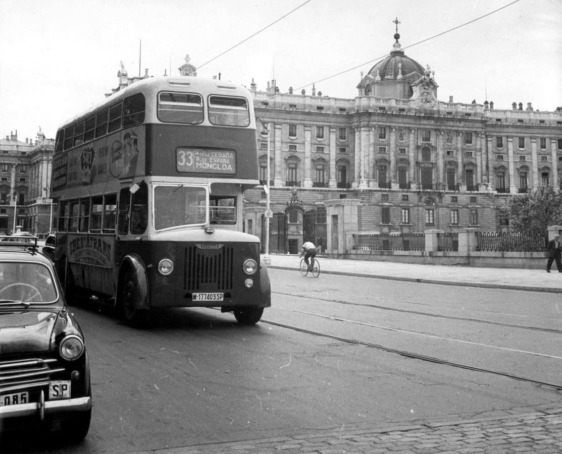 Autobús de la línea 33 de la EMT, que sustituyó al tranvía, en la calle de Bailén, a mediados de los años 50.. 