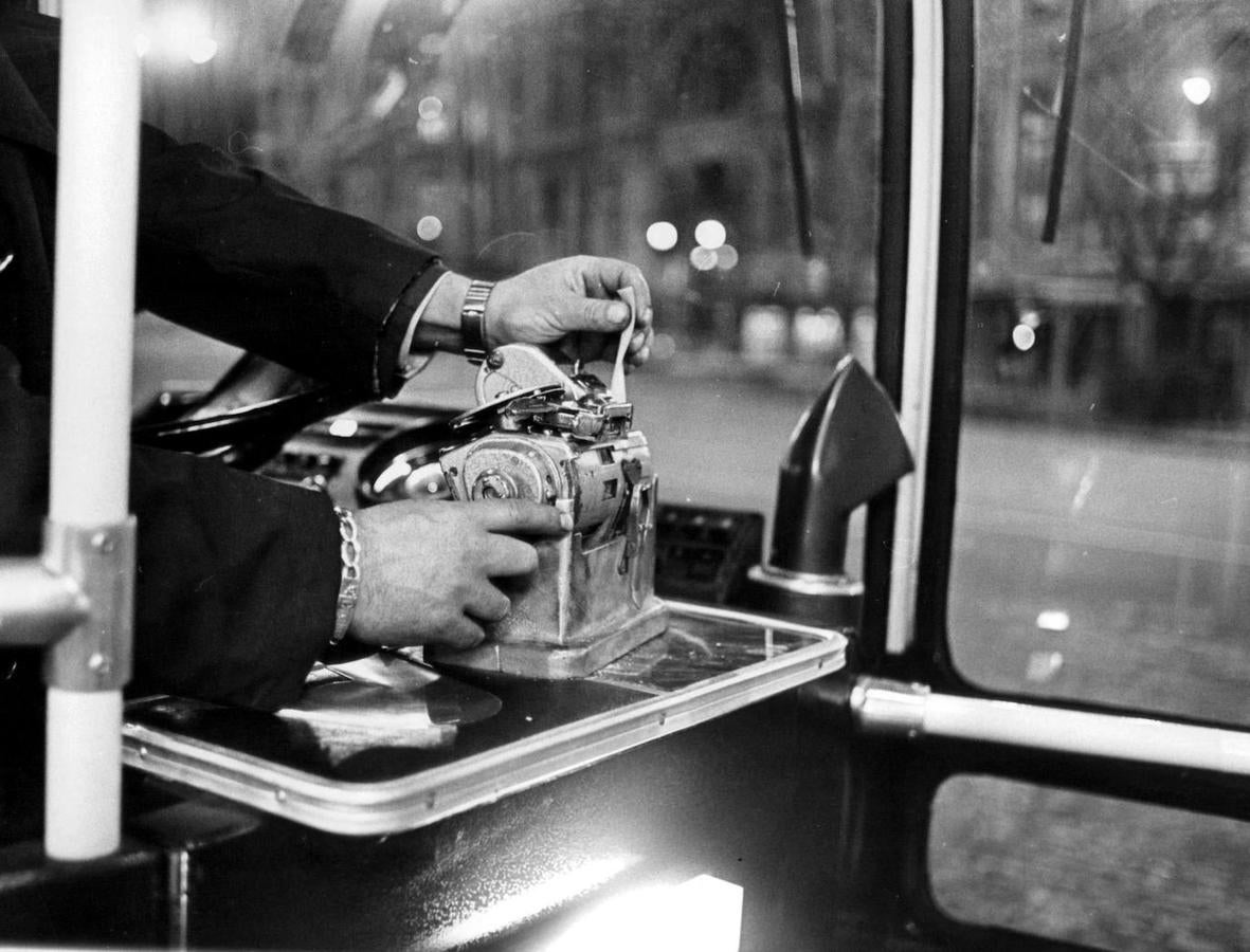 En 1975, un conductor cobra el viaje a través de una de las antiguas máquinas instaladas en los autobuses.. 