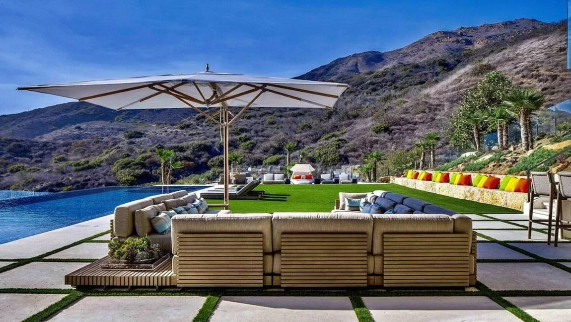Así es por dentro la mansión más lujosa de Malibú. La casa cuenta con varios jardines, pero la atención se la lleva el principal en el que destaca la piscina infinita, una zona lounge con sofás y cómodas hamacas distribuidas en todo el espacio.