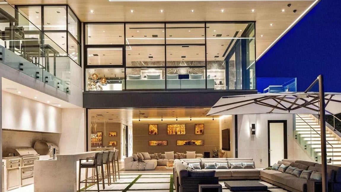 Así es por dentro la mansión más lujosa de Malibú. La casa tiene una superficie de 1.040 metros cuadrados que se han distribuido en tres plantas, donde predominan los espacios abiertos que hacen que se vea todavía más amplia.