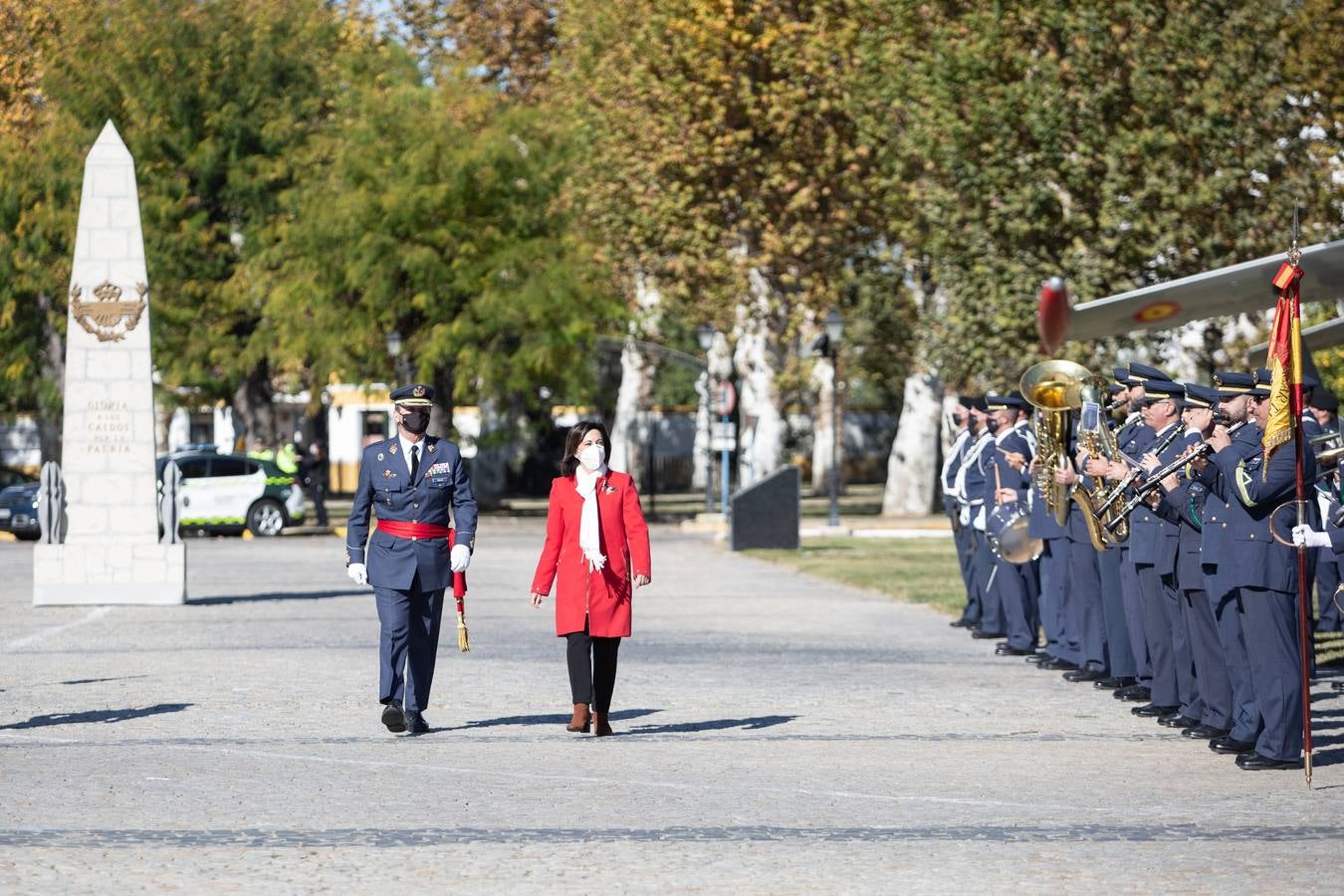 Margarita Robles anima a los jóvenes a ingresar en el Ejército del Aire durante su visita a Tablada