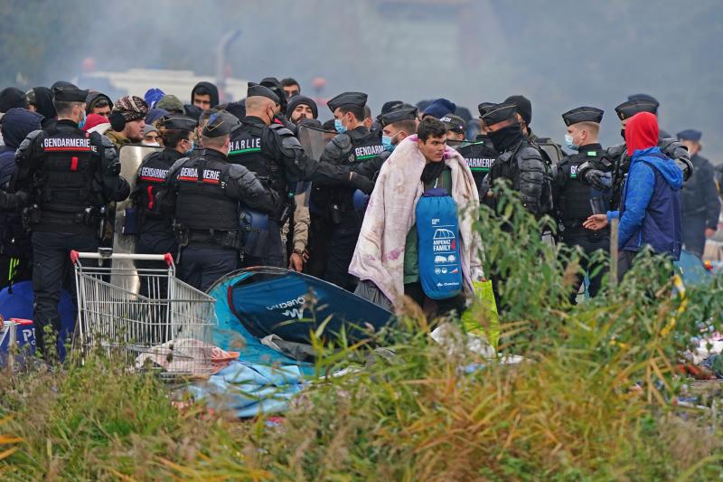 Cara de estupor de uno de los acampados que da la espalda al grupo. 