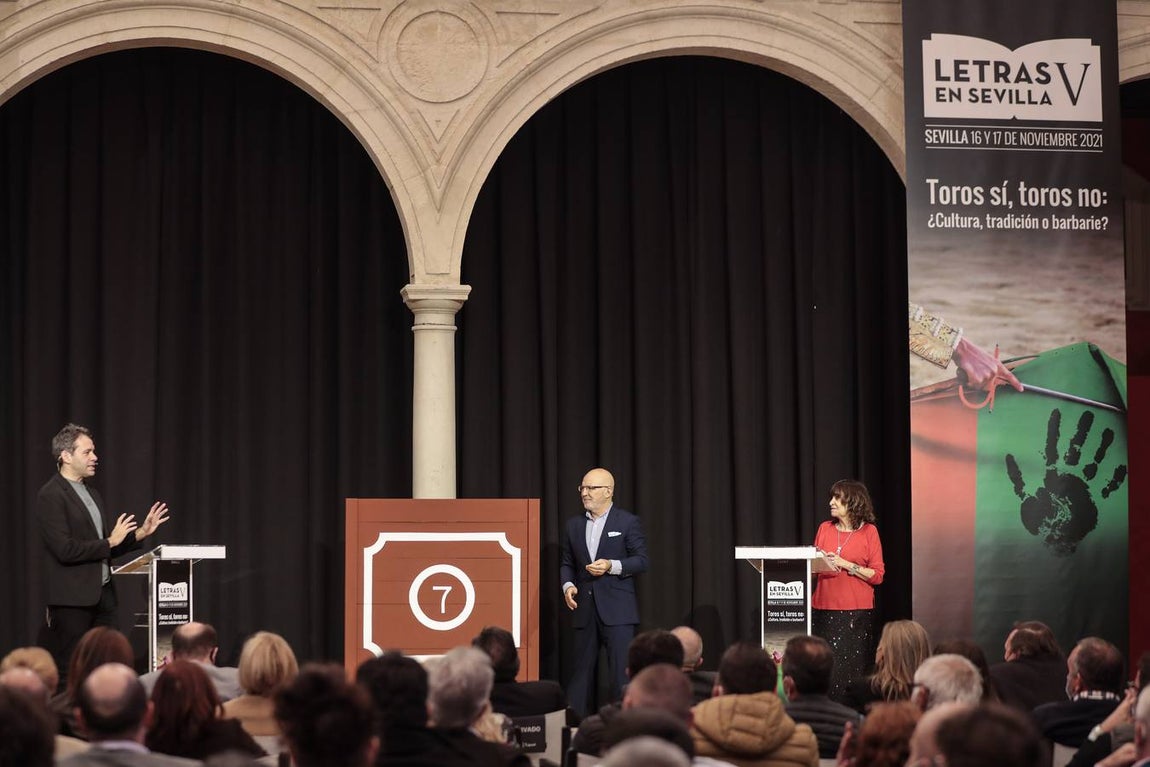 En imágenes, &#039;Toros sí, toros no: ¿cultura, tradición o barbarie?&#039; en el ciclo &#039;Letras de Sevilla&#039;