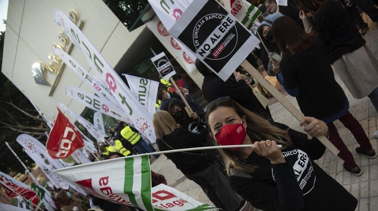 La protesta de empleados de Unicaja por el ERE, en imágenes