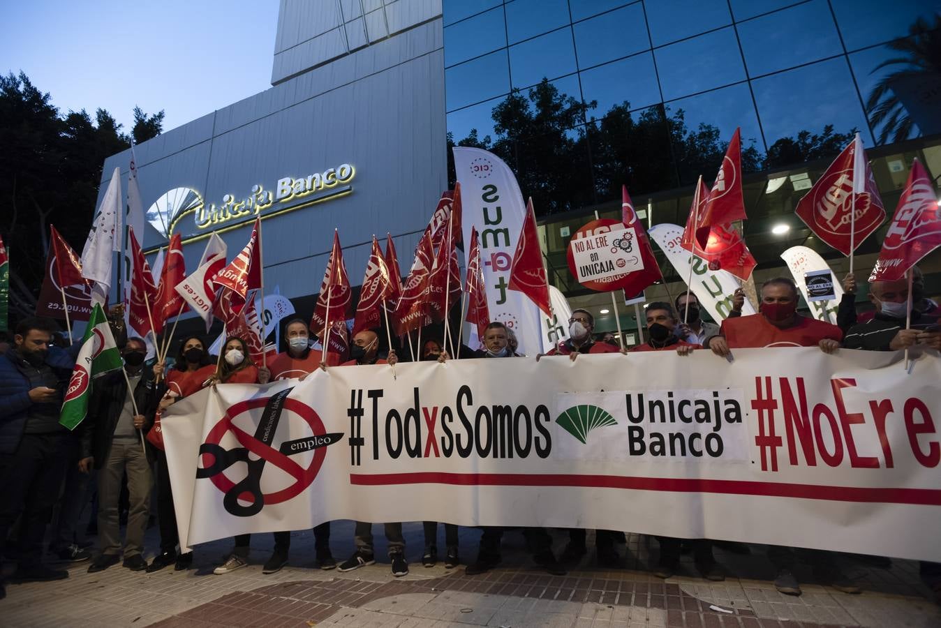 La protesta de empleados de Unicaja por el ERE, en imágenes