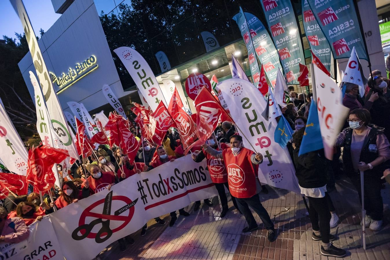 La protesta de empleados de Unicaja por el ERE, en imágenes