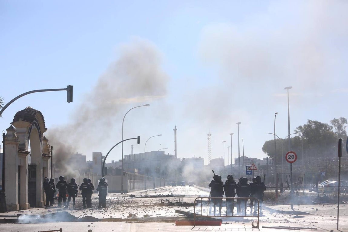 Fotos: La Policía actúa en la protesta del Metal en Cádiz