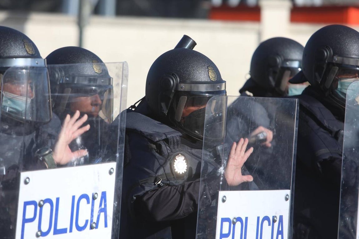 Fotos: La Policía actúa en la protesta del Metal en Cádiz