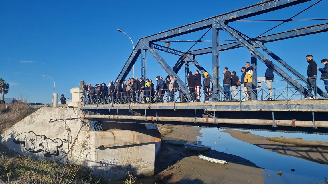 Fotos: Tensión en el Puente de Hierro en San Fernando