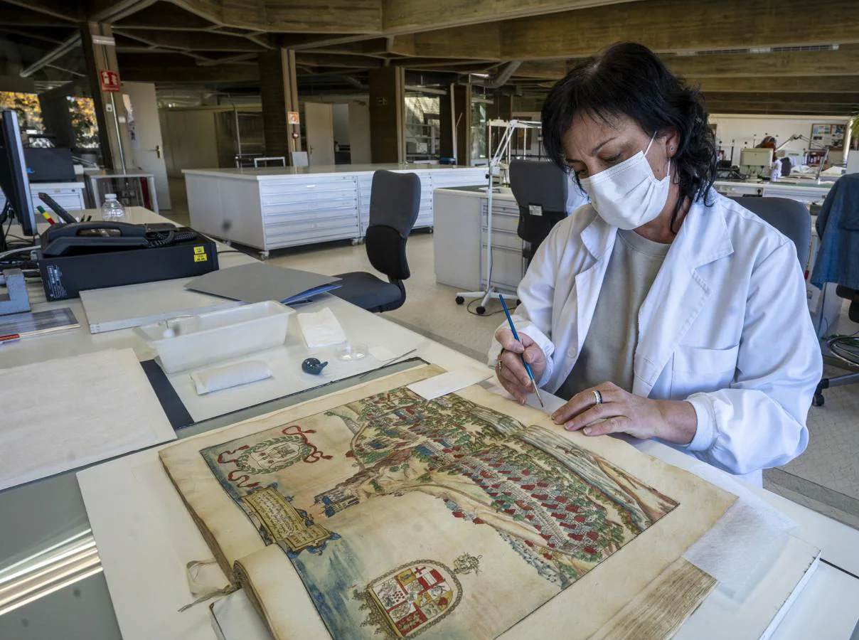 Carolina Ortega, restauradora de documentos y obra gráfica, ante uno de los tomos del Civitates Orbis Terrarum que está restaurando. 