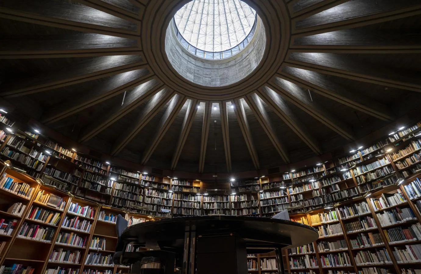 La biblioteca del IPCE, una de las primeras de planta circular de España, que alberga unos 50.000 volúmenes y 1.700 títulos de revista. Es la más importante en temas de restauración y conservación. 