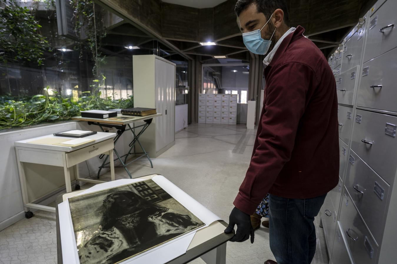 El conservador Guillermo Enríquez muestra una de las piezas raras de la fototeca, una placa de vidrio de un tamaño excepcional de la infanta Margarita. Pertenece al archivo de la casa Moreno, formado sobre todo por imágenes de monumentos y de obras de arte. 