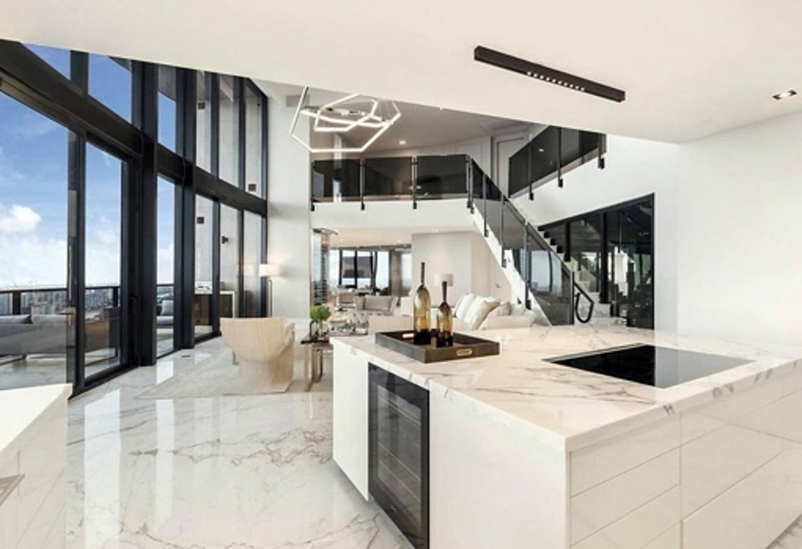 El lujoso ático que Messi vende en Miami. La casa desprende una atmósfera muy relajante gracias al juego cromático de los blancos, negros y grises en donde el mármol y los acabados metalizados cobran un paper crucial. La arquitectura se basa en los espacios abiertos y es tan puntera que incluso posee un ascensor para subir el coche desde el garaje hasta el salón.