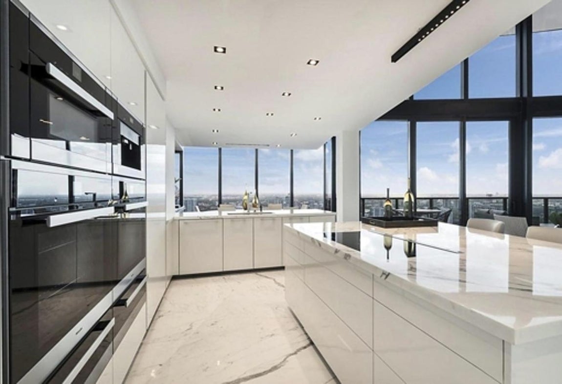 El lujoso ático que Messi vende en Miami. La torre fue construida en 2016 y aunque el apartamento del futbolista posea un precio solo apto para unos pocos bolsillos, no es de los más costosos, pues los precios oscilan entre los 4 y los 20 millones de euros.