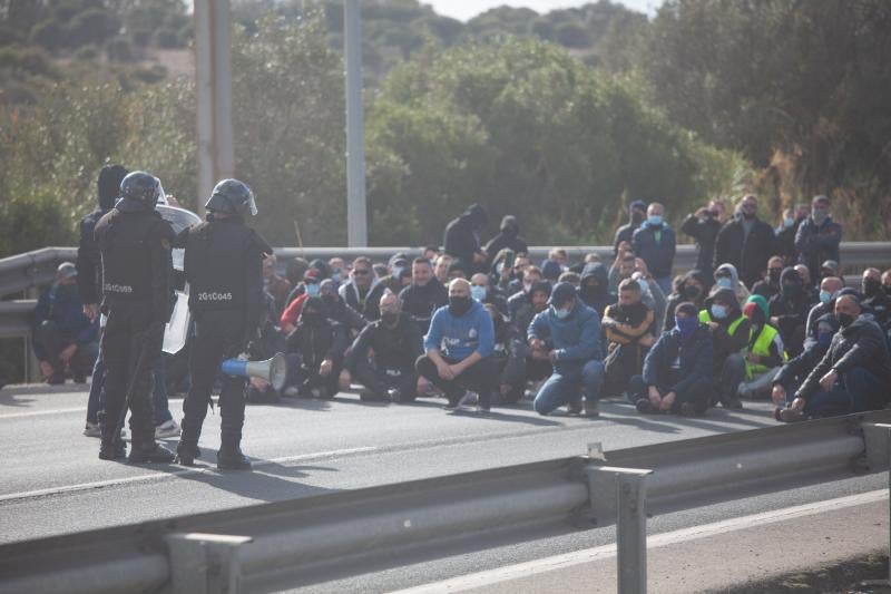 En imágenes, los disturbios provocados por la huelga de los trabajadores del metal de Cádiz