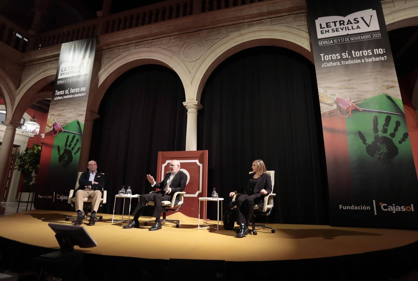 En imágenes, Espartaco y Pérez-Reverte cierran el ciclo &#039;Toros sí, toros no: ¿cultura, tradición y barbarie?&#039;