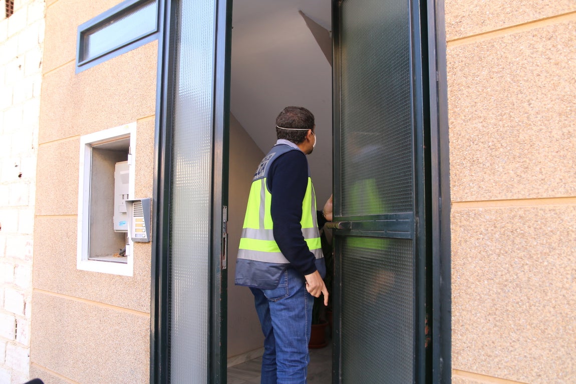 En imágenes,  el inmueble en el que han muerto tres personas en un incendio &#039;intencionado&#039;en Almería