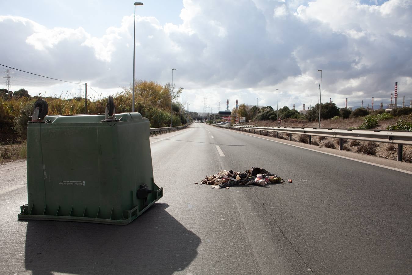 Piquetes cortan la carretera que comunica con el hospital de la Línea de la Concepción