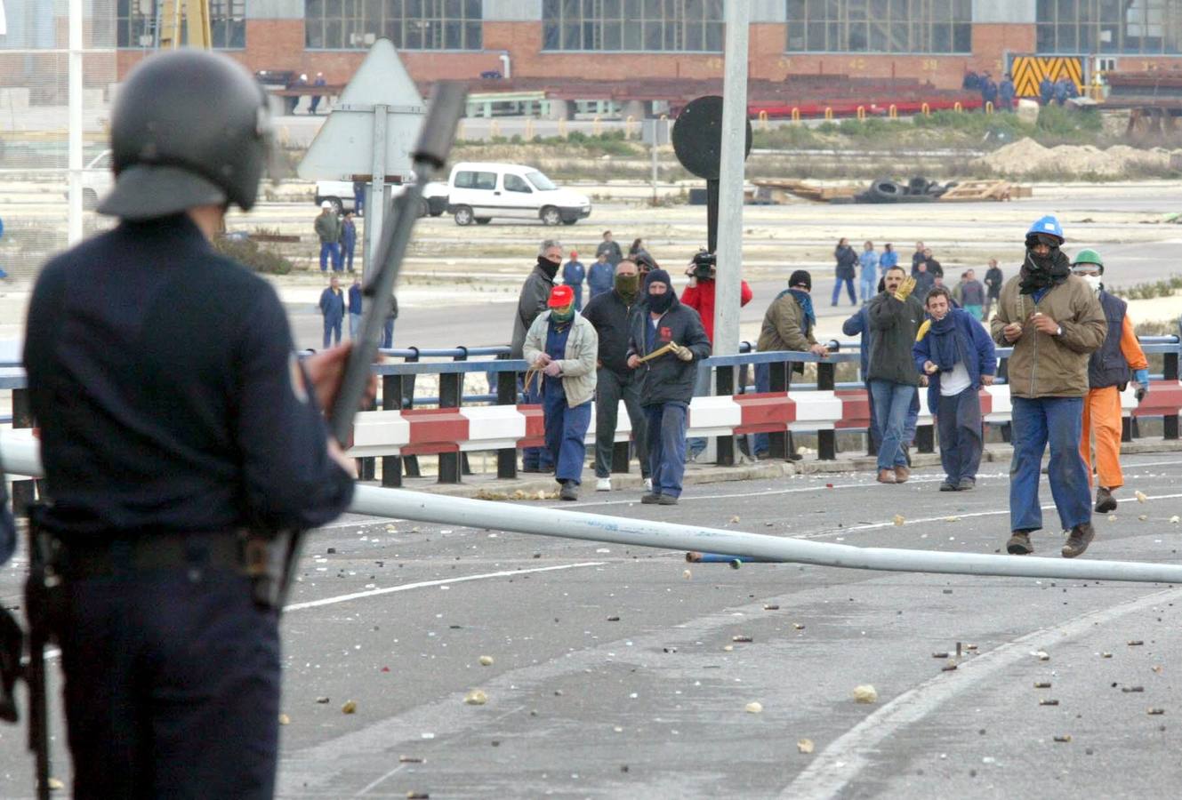 Empleados de los astilleros de la Bahía de Cádiz protagonizan enfrentamientos con la Policía Nacional, que cargó después de que lanzasen tornillos y arrancasen farolas durante su movilización. 