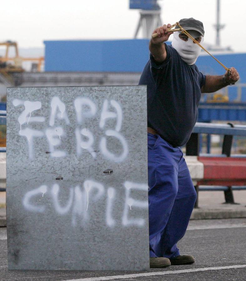 Un trabajador del astillero de Izar dispara tornillos desde una catapulta contra la Policía antidisturbios durante una protesta en Cádiz. 