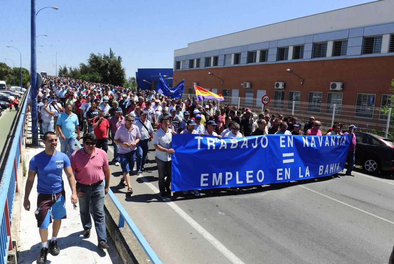 La plantilla isleña abandona La Carraca para concentrarse ante el Ayuntamiento de San Fernando. 