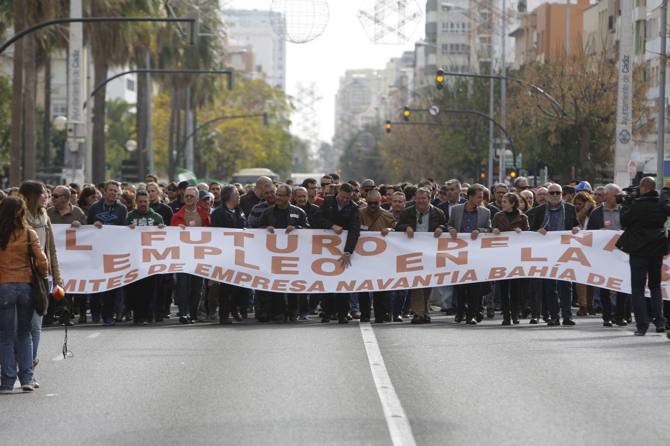 La manifestación de Astilleros recorre la Avenida principal para terminar ante la Subdelegación de Gobierno. 