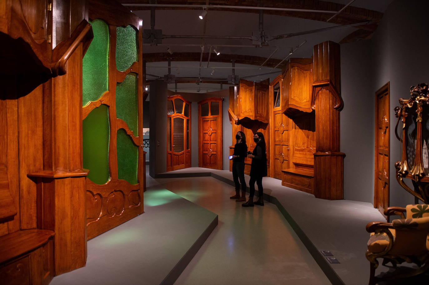 La exposición reúne piezas excepcionales como  el conjunto de muebles del vestíbulo de La Pedrera, desmontado en 1960. 