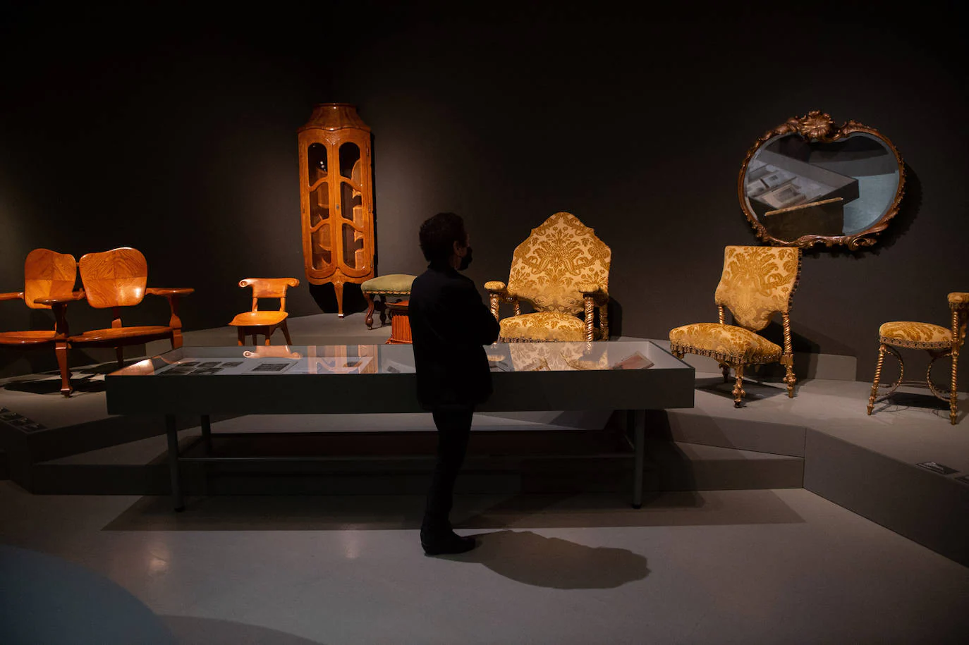 El mobiliario que diseñaron tanto Gaudí como los artesanos que trabajaron para él también está presente en la muestra. 