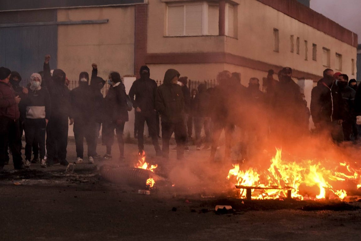 Fotos: La Policía impide que la huelga del Metal corte el puente Carranza en Cádiz