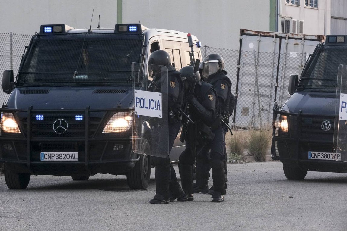 Fotos: La Policía impide que la huelga del Metal corte el puente Carranza en Cádiz