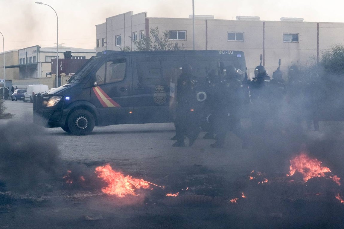 Fotos: La Policía impide que la huelga del Metal corte el puente Carranza en Cádiz