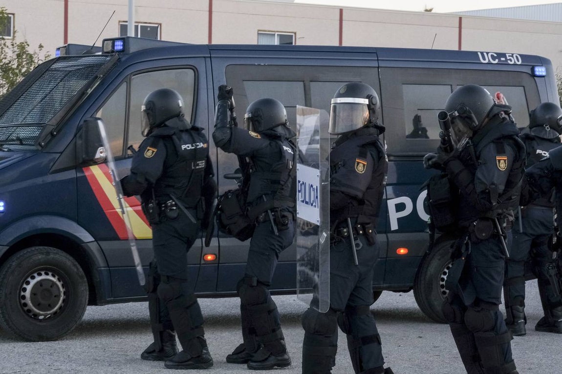 Fotos: La Policía impide que la huelga del Metal corte el puente Carranza en Cádiz