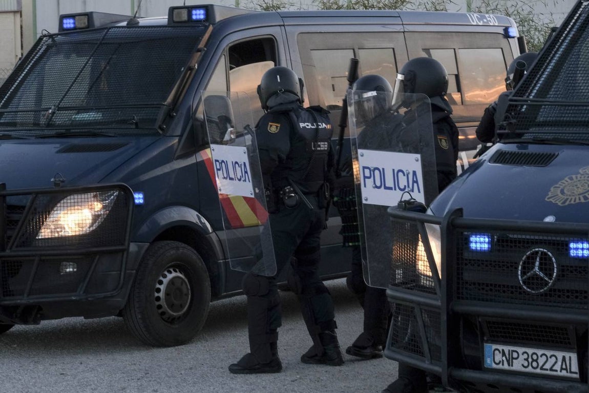 Fotos: La Policía impide que la huelga del Metal corte el puente Carranza en Cádiz
