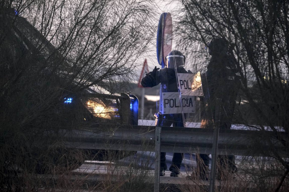 Fotos: La Policía impide que la huelga del Metal corte el puente Carranza en Cádiz