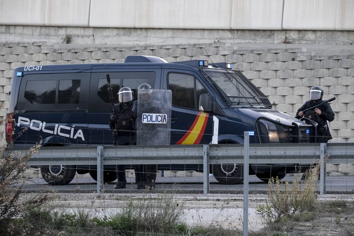 Fotos: La Policía impide que la huelga del Metal corte el puente Carranza en Cádiz