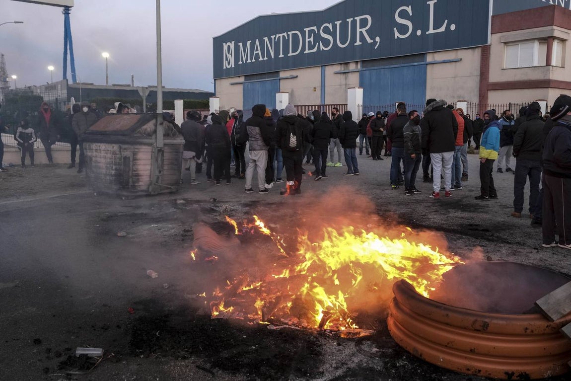 Fotos: La Policía impide que la huelga del Metal corte el puente Carranza en Cádiz