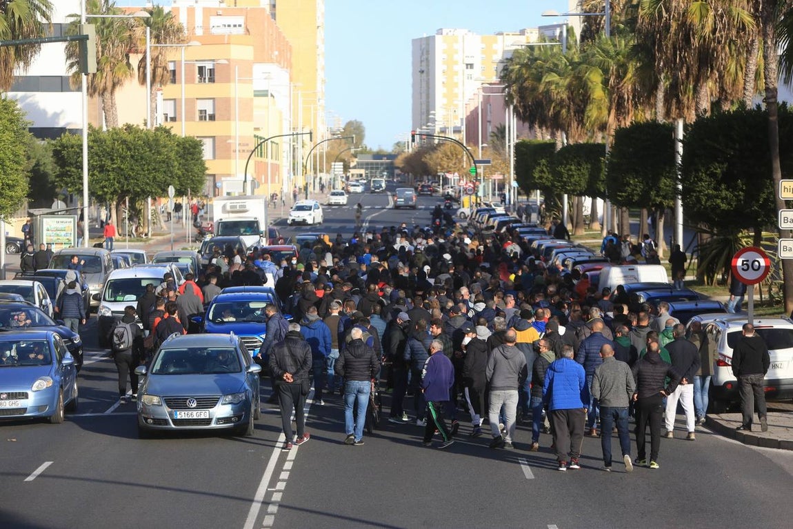 FOTOS: La huelga del Metal del jueves siembra el caos circulatorio en Cádiz por el movimiento de los piquetes
