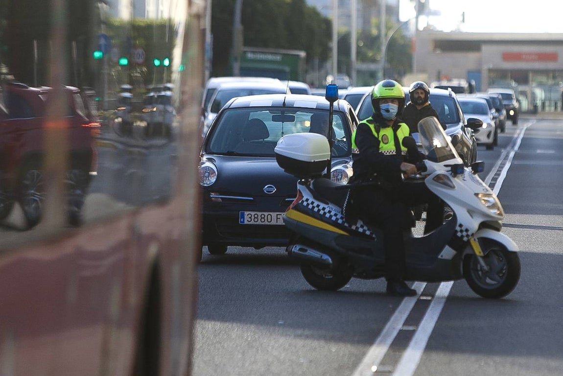 FOTOS: La huelga del Metal del jueves siembra el caos circulatorio en Cádiz por el movimiento de los piquetes