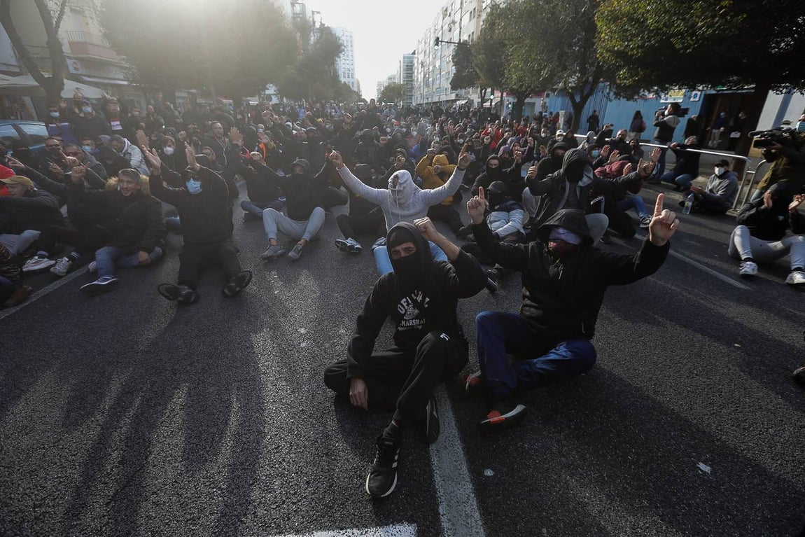 FOTOS: La huelga del Metal del jueves siembra el caos circulatorio en Cádiz por el movimiento de los piquetes