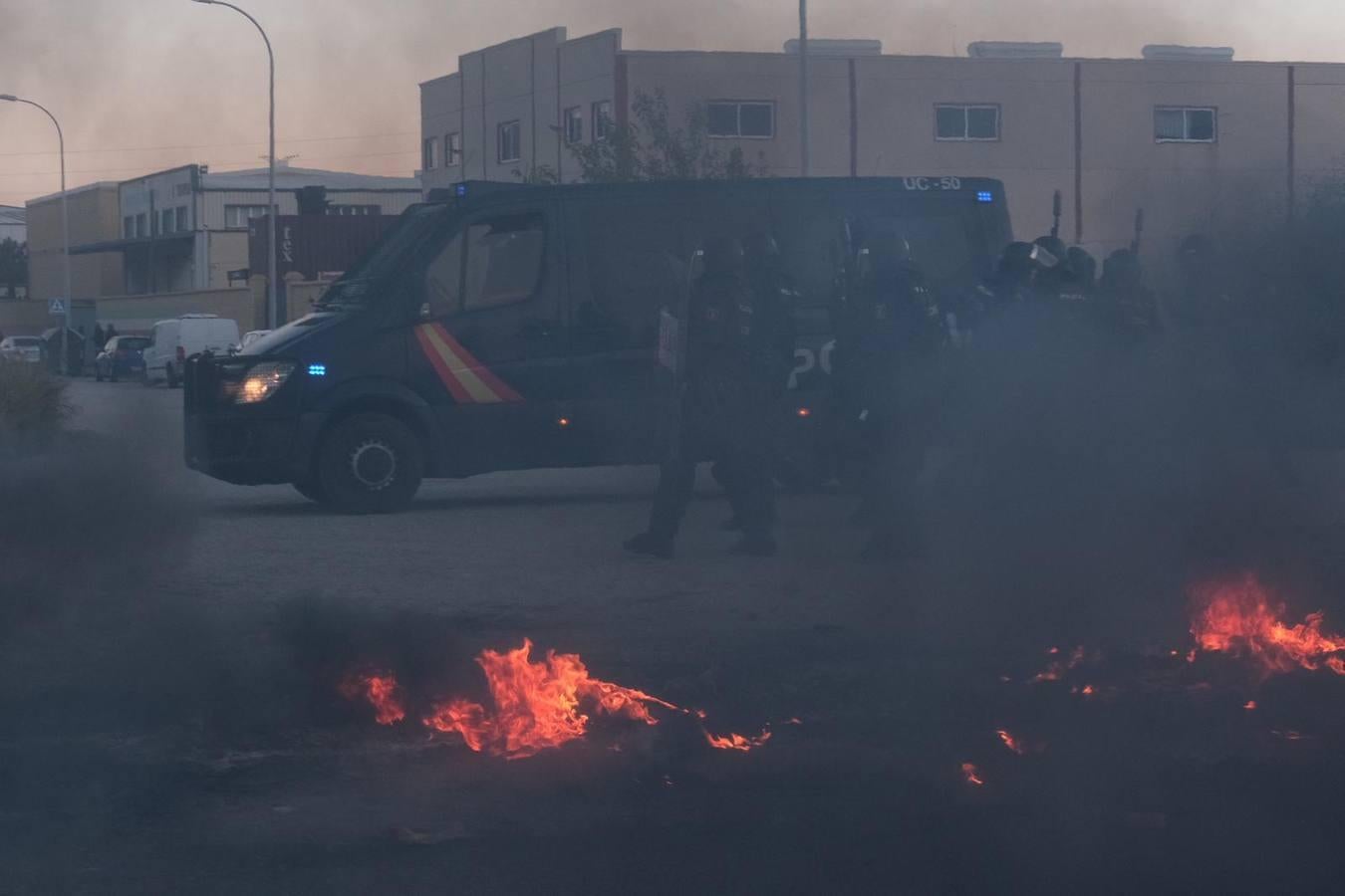 Fotos: La Policía impide que la huelga del Metal corte el puente Carranza en Cádiz