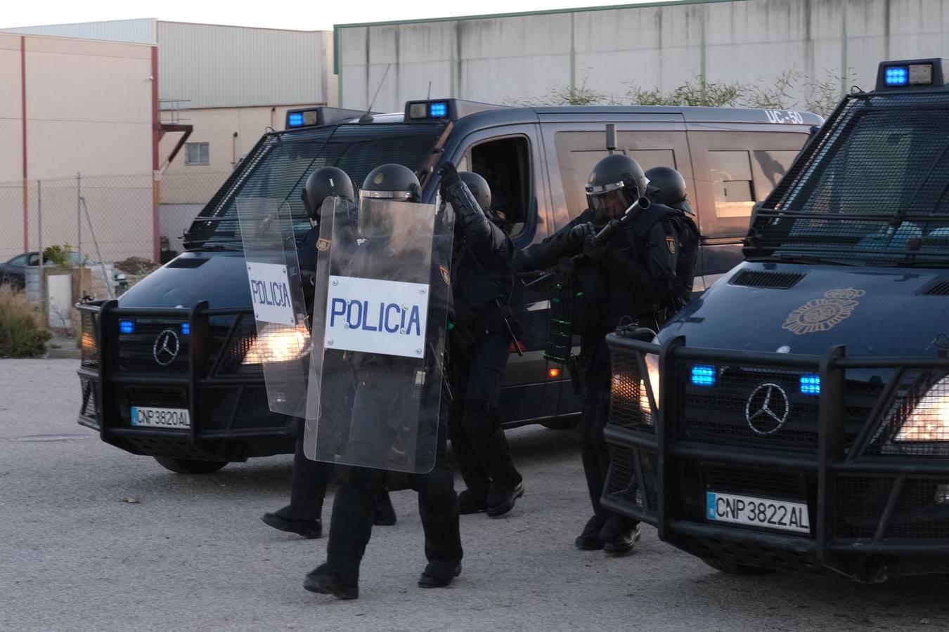 Fotos: La Policía impide que la huelga del Metal corte el puente Carranza en Cádiz