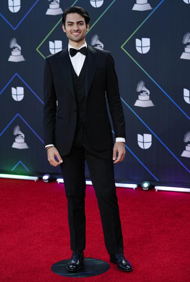 Matteo Bocelli - Alfombra roja de los Grammy Latinos 2021. Oda al clasicismo con un esmoquin negro en el que no faltaba detalle.