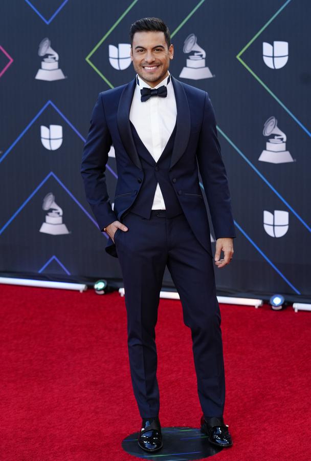 Carlos Rivera - Alfombra roja de los Grammy Latinos 2021. Fue otro de los menos atrevidos de la noche (aunque muy elegante) con un traje azul de corte clásico al que añadió unos mocasines acharolados.