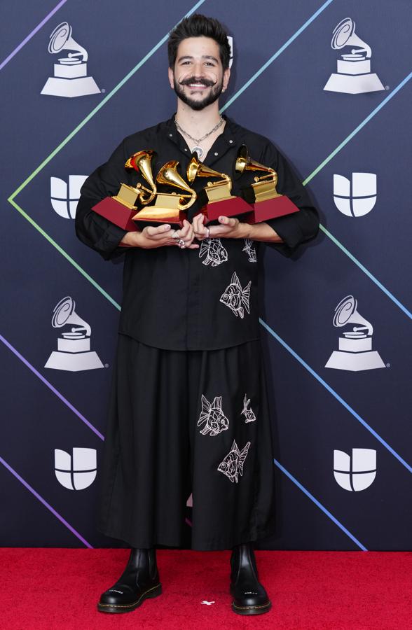 Camilo - Alfombra roja de los Grammy Latinos 2021. El colombiano fue otro de los grandes triunfadores de la noche y se llevó cuatro estatuillas a casa. Para la ocasión se decantó por un estilismo siguiendo la línea de su vestidor, con pantalones voluminosos y blusa oversize con peces bordados.
