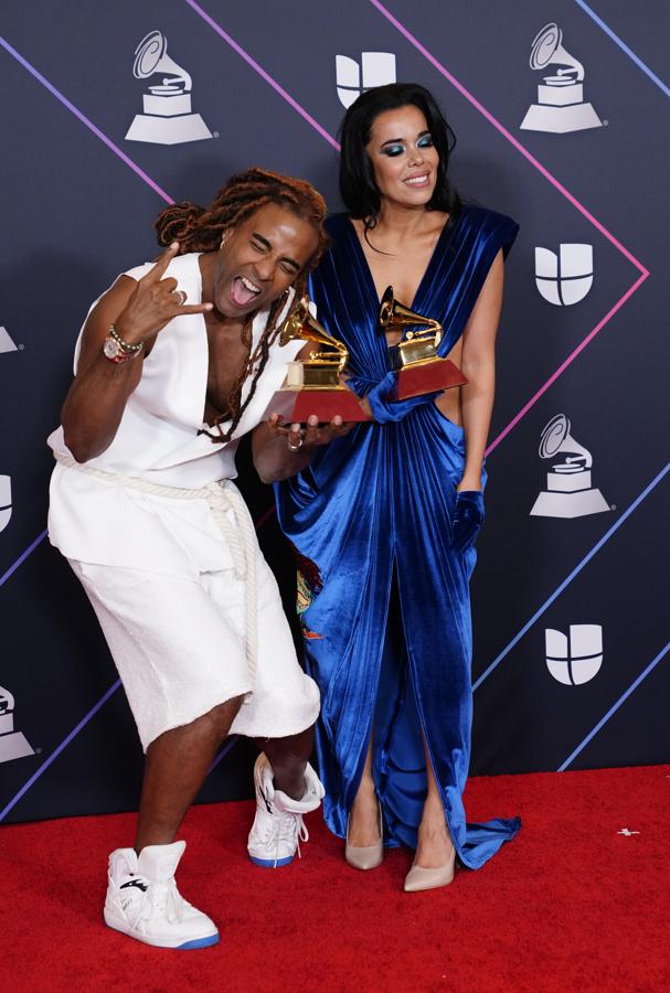 Yotuel y Beatriz Luengo - Alfombra roja de los Grammy Latinos 2021. Hizo del blanco su elección con un particular dos piezas compuesto por un chaleco sin mangas y bermudas ovesize. Como accesorio principal apostó por una original cuerda a modo de cinturón.