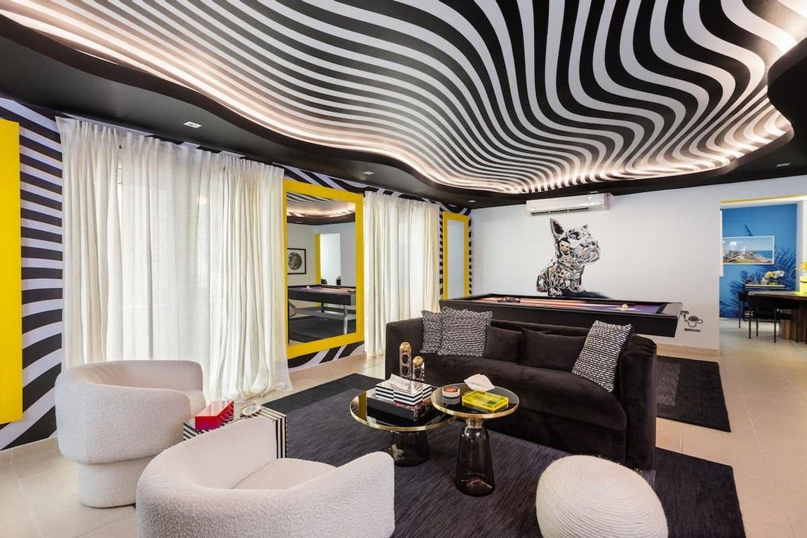 La mansión puertorriqueña que Daddy Yankee alquila en Airbnb. Tal y como explican en el anuncio, aunque no lo conocerán en persona los huéspedes recibirán un video realizado por el cantante para darles la bienvenida. El artista ha preparado también una playlist en exclusiva con todas sus canciones favoritas de Reggaeton para que puedan pegarse unos bailes durante su estancia. También ha preparado una guía 'solo para locales' con sus restaurantes y bares locales recomendados, así como otros lugares para visitar en las cercanías.